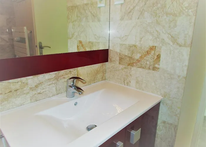 Cosy Avec Balcon Face A La - - Fr-1-197-275